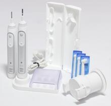 Braun Oral-B Genius 8900 elektrische Zahnbürste Bluetooth 2. Handstück Andruckkontrolle rotierend oszilierend pulsierend silber weiß